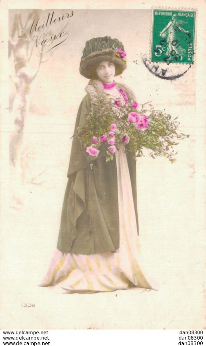 FEMME EN ROBE ET MANTEAU TENANT DES FLEURS - Vrouwen