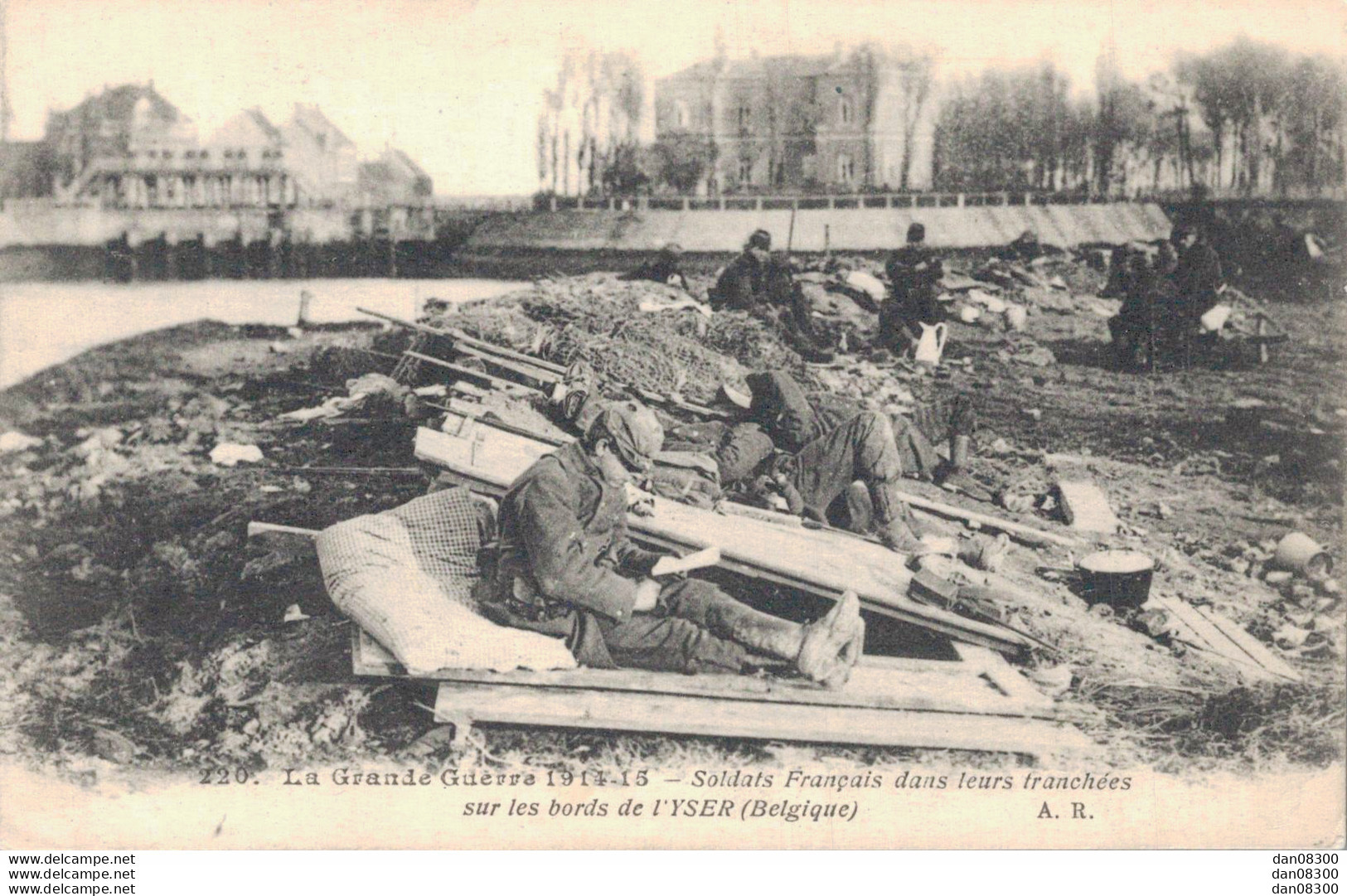 SOLDATS FRANCAIS DANS LEURS TRANCHEES SUR LES BORDS DE L'YSER BELGIQUE - War 1914-18