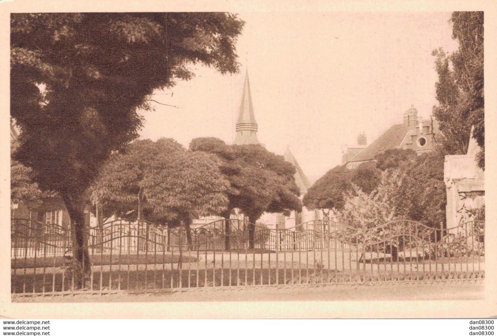 80 MONTDIDIER SQUARE MONUMENT AUX MORTS ET VUE SUR L'EGLISE SAINT PIERRE - Montdidier