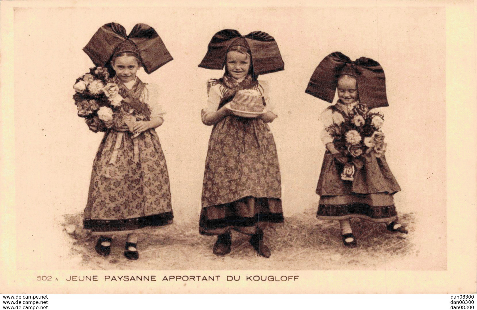 ALSACE JEUNE PAYSANNE APPORTANT DU KOUGLOFF - Personnages