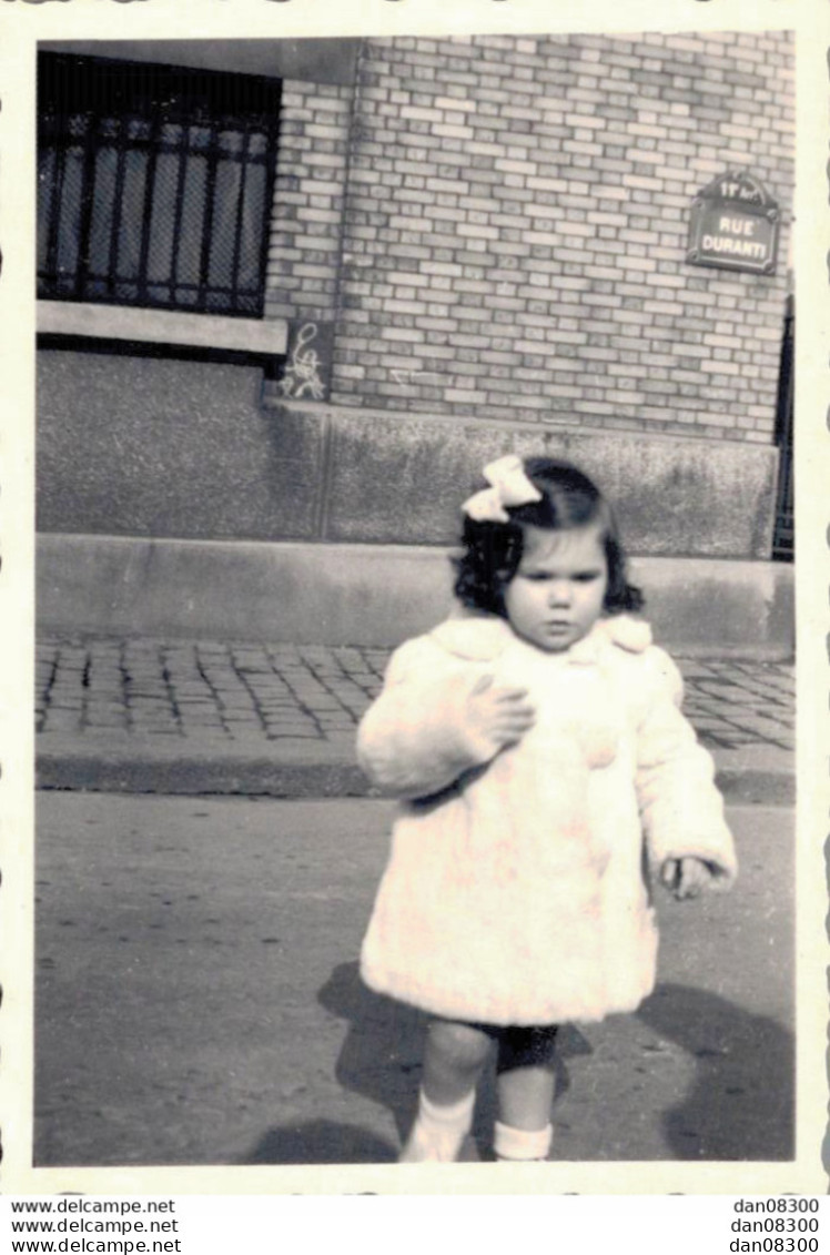 PHOTO DE 9 X 6 CMS FILLETTE EN BLANC AVEC NOEUD DANS LES CHEVEUX - Personnes Anonymes