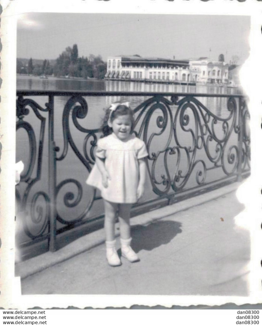 PHOTO DE 7 X 6 CMS FILLETTE EN ROBE BLANCHE AU BORD D'UN FLEUVE - Anonyme Personen