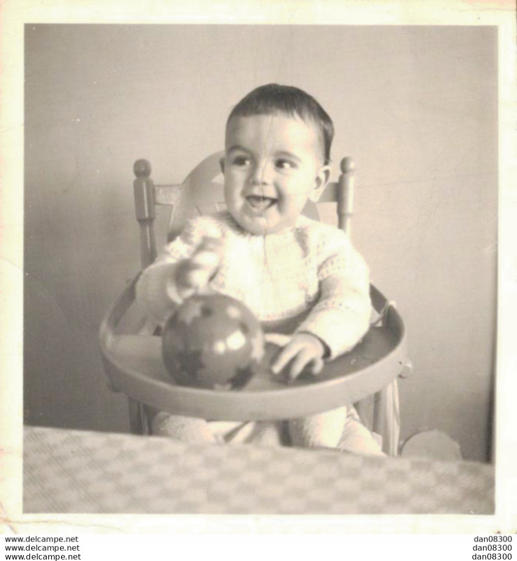 PHOTO DE 6 X 6 CMS BEBE DANS SA CHAISE HAUTE ERIC A 8 MOIS - Anonieme Personen