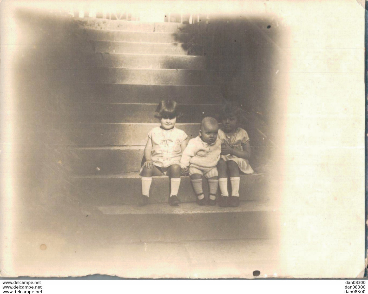 PHOTO DE 12 X 9 CMS TROIS ENFANTS ASSIS SUR LES ESCALIERS SOUVENIR DE MME GERMAINE BONNEROT EN 1929 - Anonyme Personen