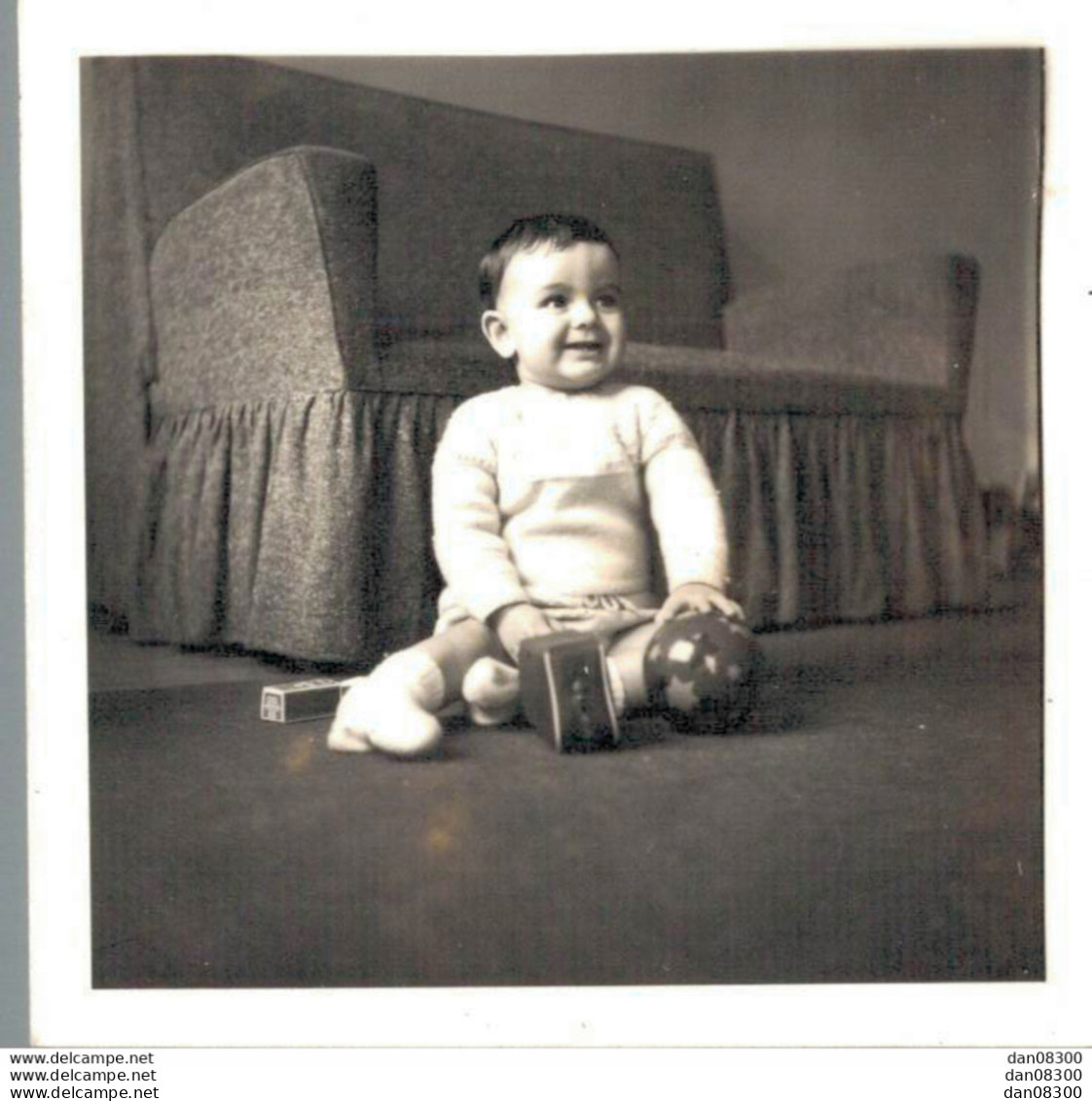 PHOTO DE 6 X 6 CMS BEBE ASSIS PAR TERRE DANS LE SALON AVEC DES JOUETS - Anonymous Persons