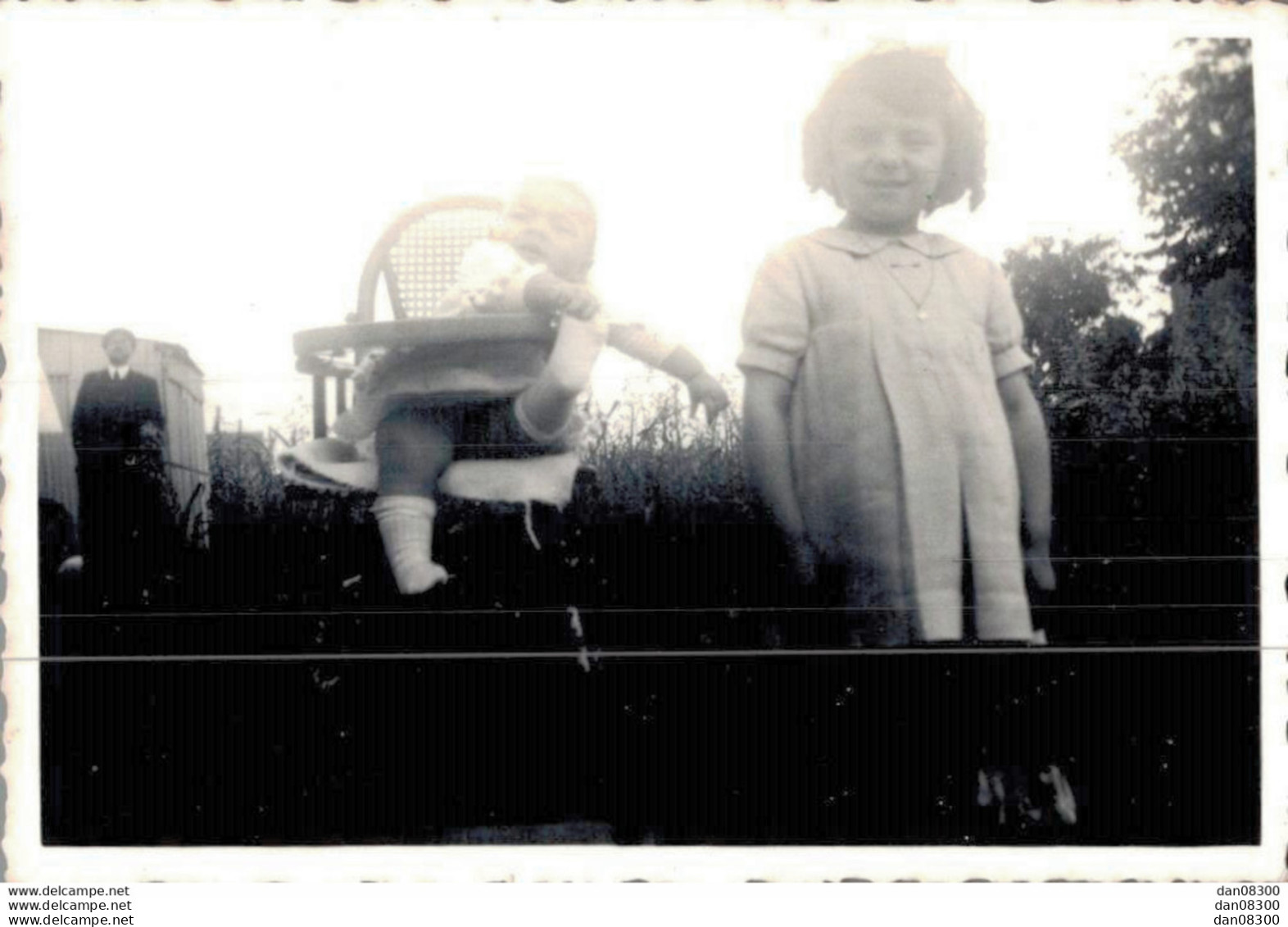 PHOTO DE 9 X 6 CMS UNE FILLETTE DEBOUT A COTE D'UN BEBE ASSIS DANS SA CHAISE HAUTE - Personnes Anonymes