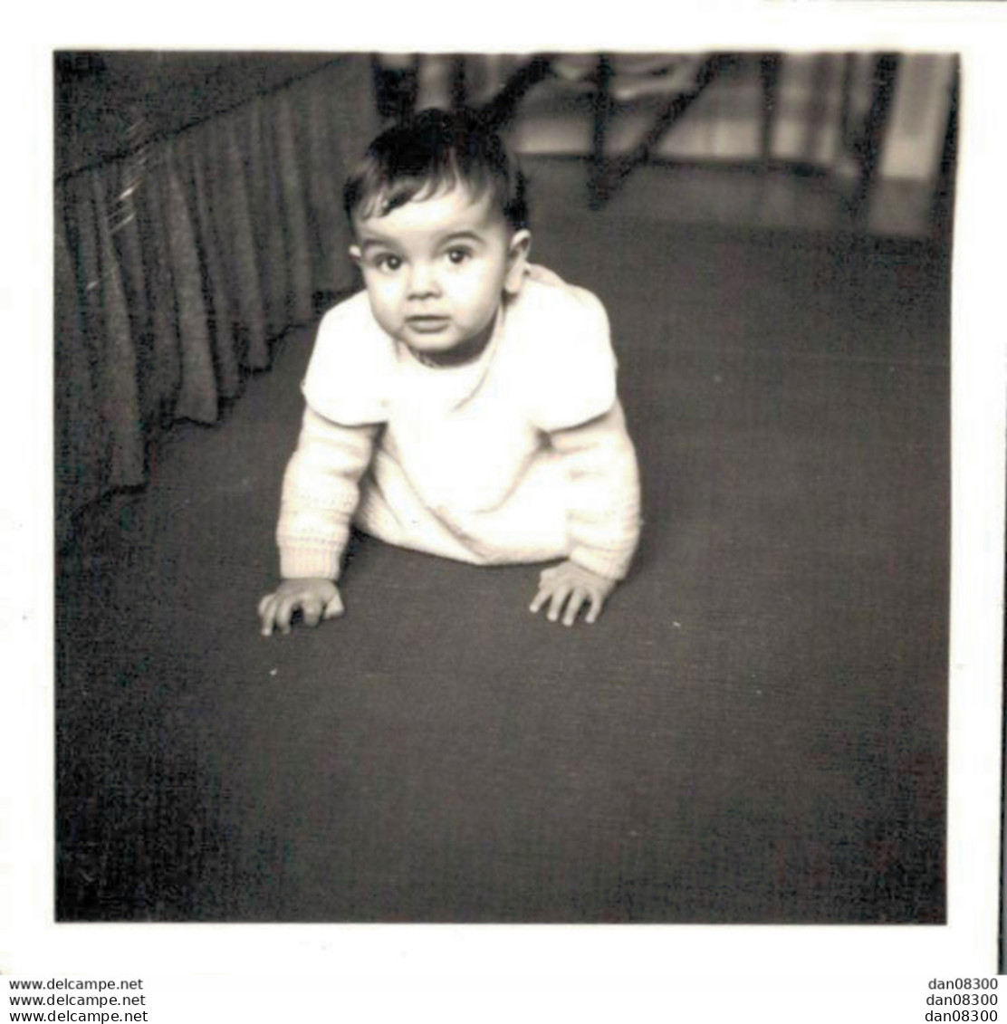 PHOTO DE 6 X 6 CMS BEBE SE DEPLACANT A QUATRE PATTES - Personnes Anonymes