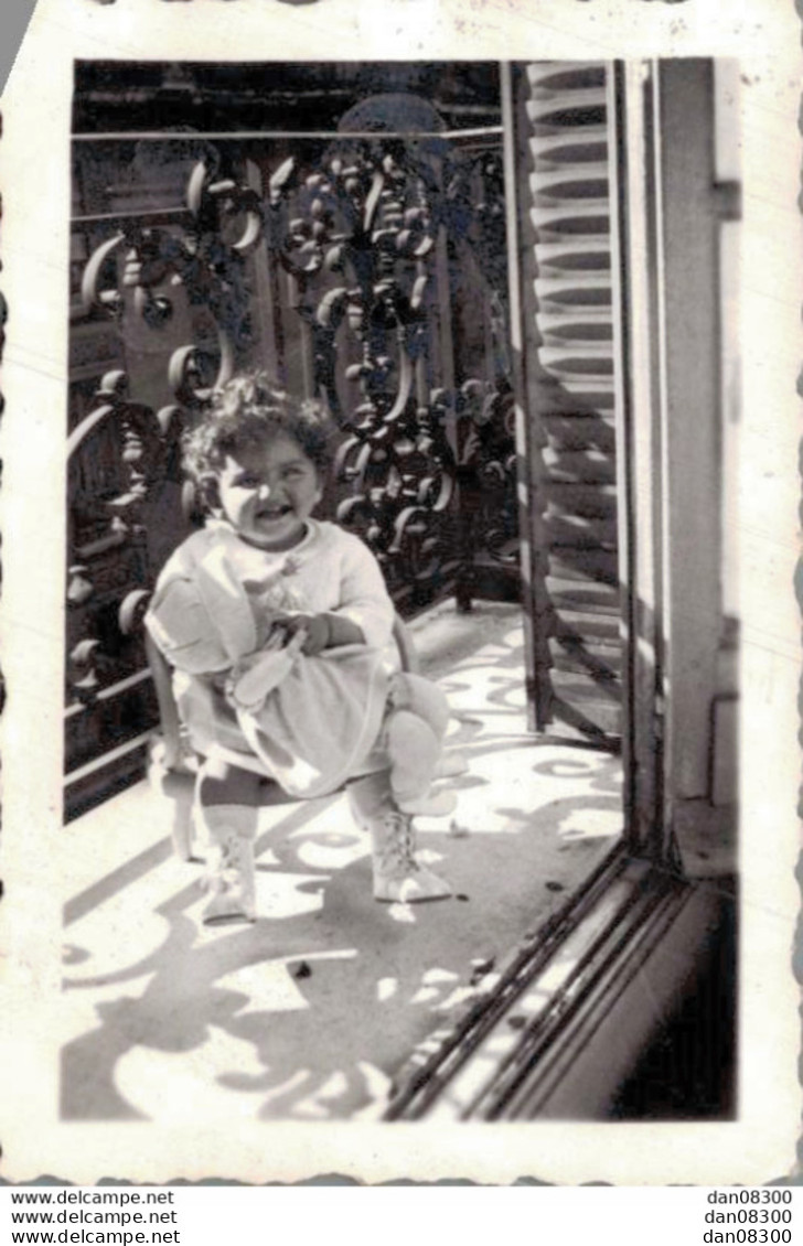 PHOTO DE 7 X 4.5 CMS FILLETTE DANS SA CHAISE POSEE SUR LE BALCON - Anonymous Persons