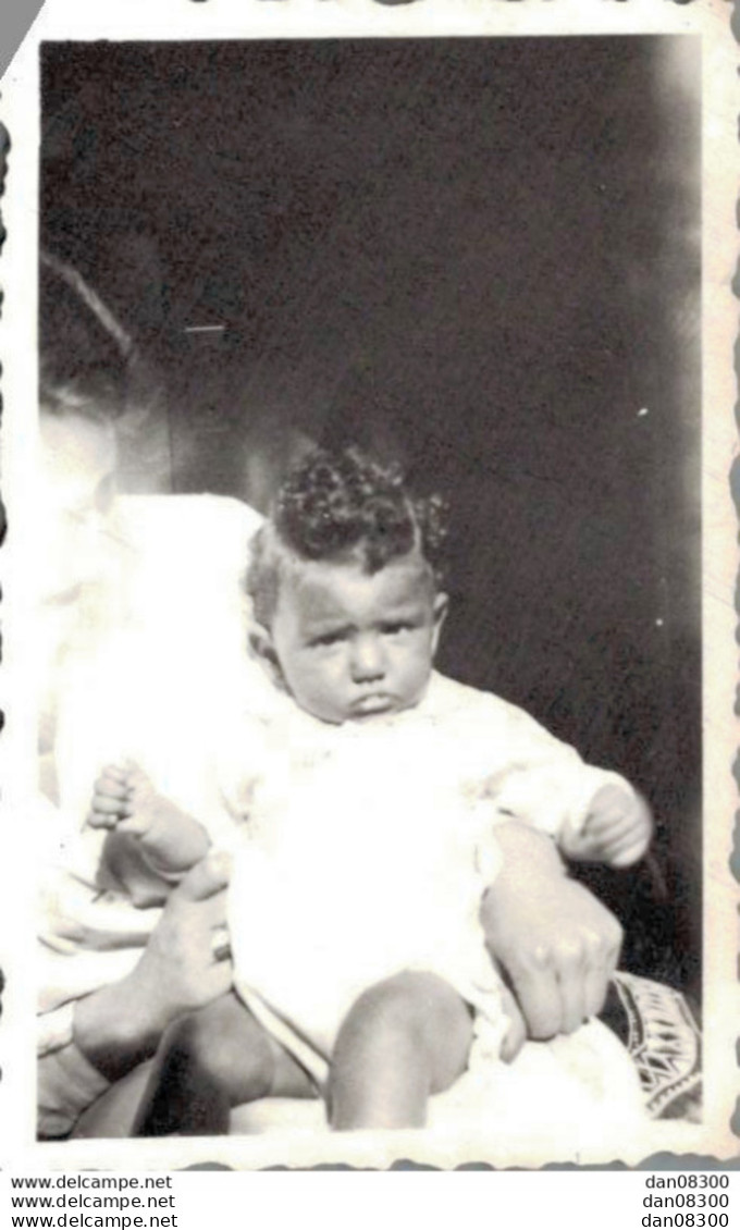 PHOTO DE 7 X 4.5 CMS BEBE BIEN JOUFFLU ET L'AIR BOUDEUR - Anonyme Personen