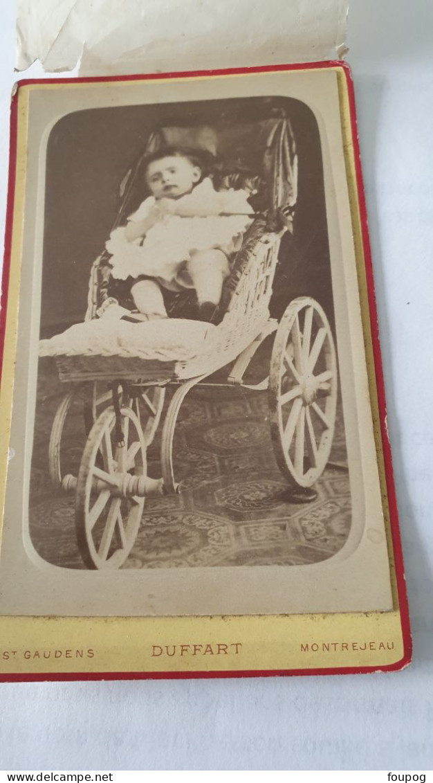 PHOTO CDV BEBE DANS POUSSETTE   -  PHOTOGRAPHE DUFFART SAINT GAUDENS MONTREJEAU V° 10.5X6.5 CM - Old (before 1900)