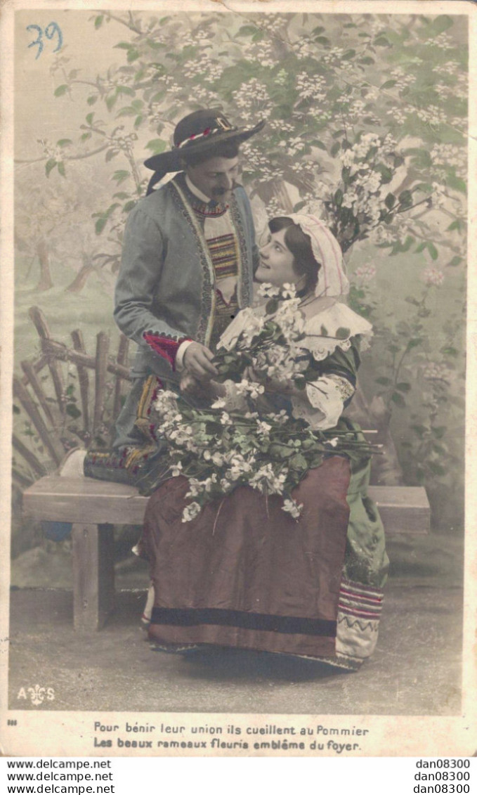 POUR BENIR LEUR UNION ILS CUEILLENT AU POMMIER LES BEAUX RAMEAUX FLEURIS EMBLEME DU FOYER - Couples