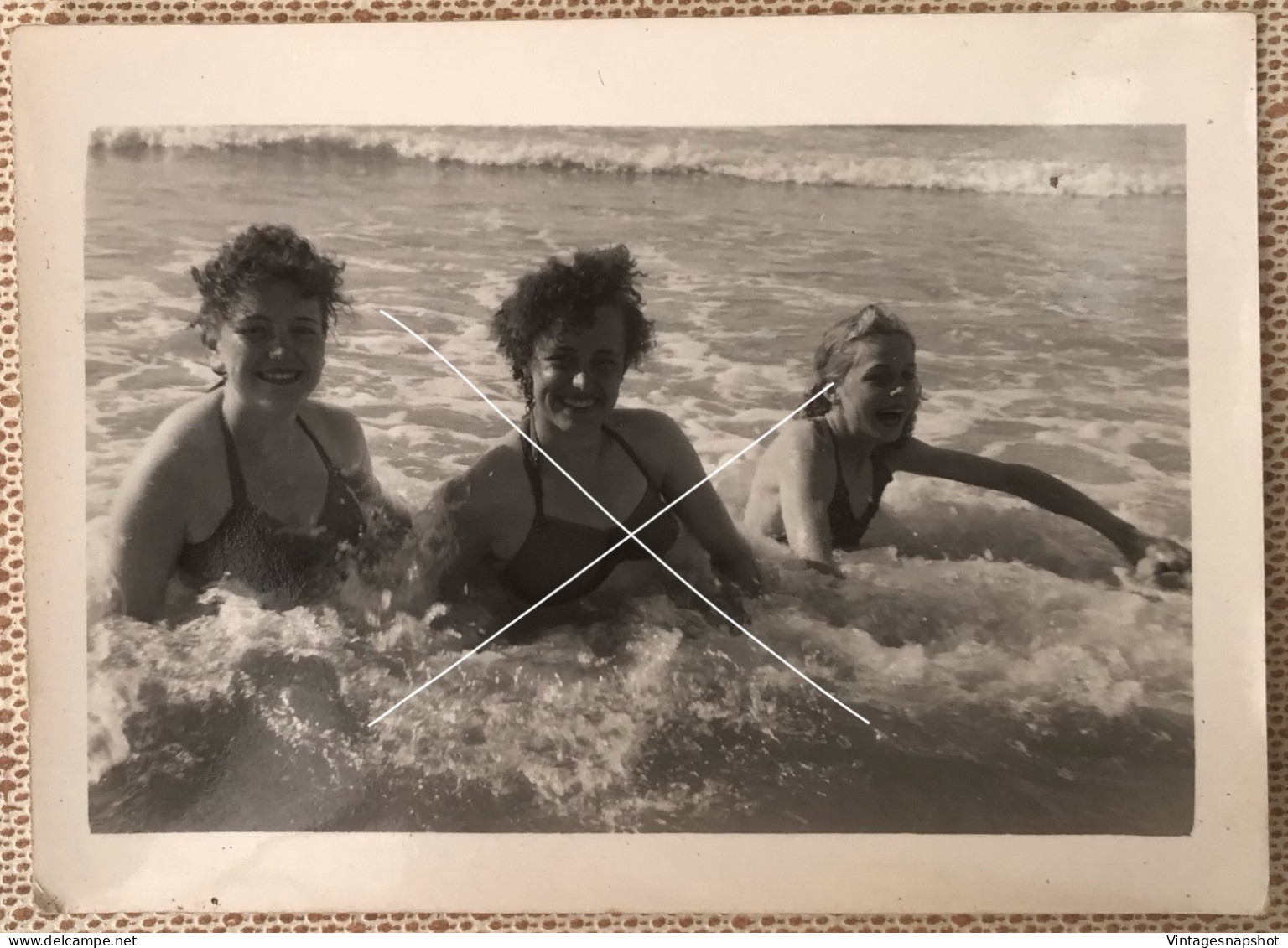 Portrait De 3 Baigneuses Souriantes Belgian Coast Zeekust Littoral Photo Snapshot Par Photo Hall Milieu 20e - Anonymous Persons