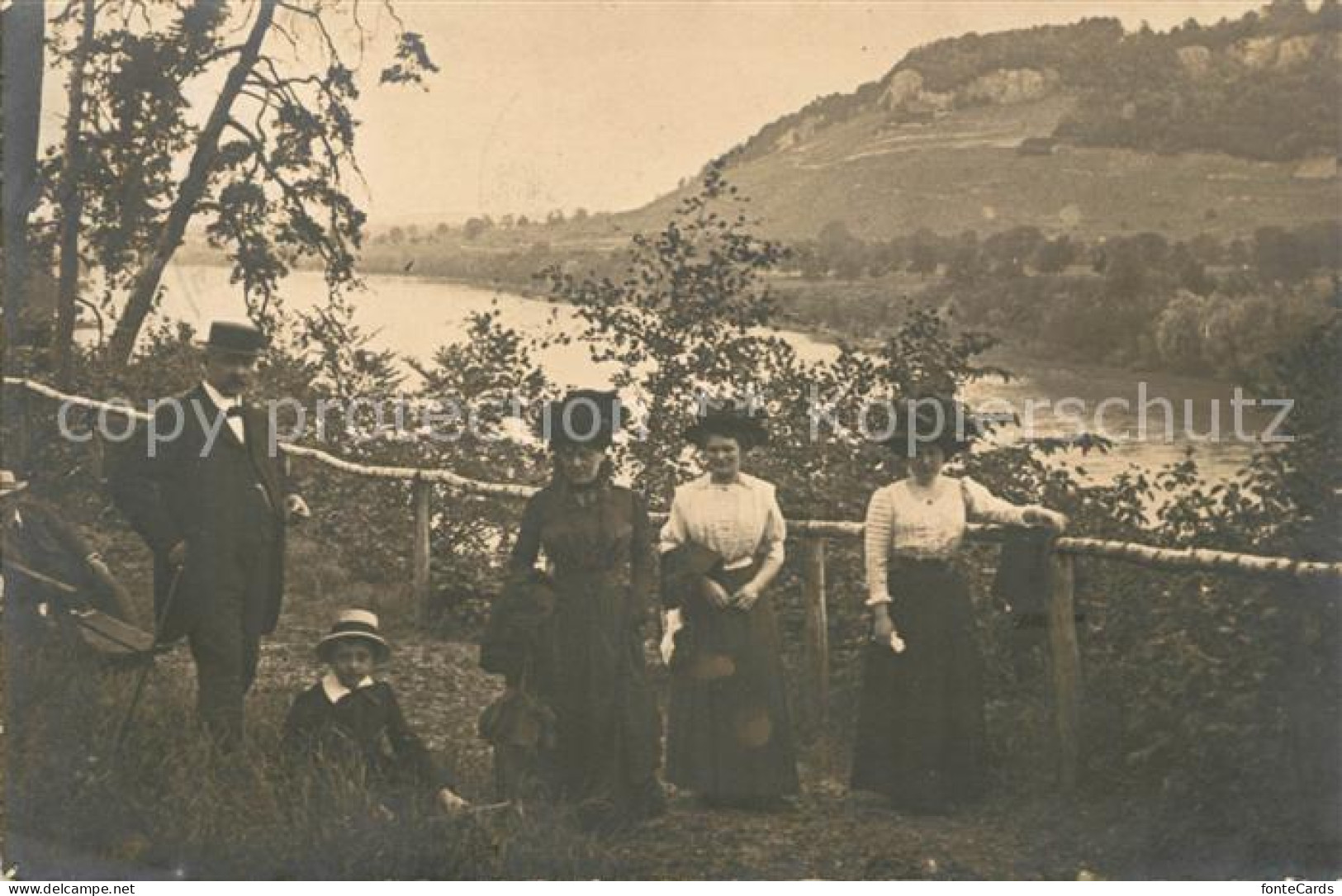 13018189 Ennetbaden Familienfoto Gruppenbild Spaziergang Am Fluss Ennetbaden - Other & Unclassified