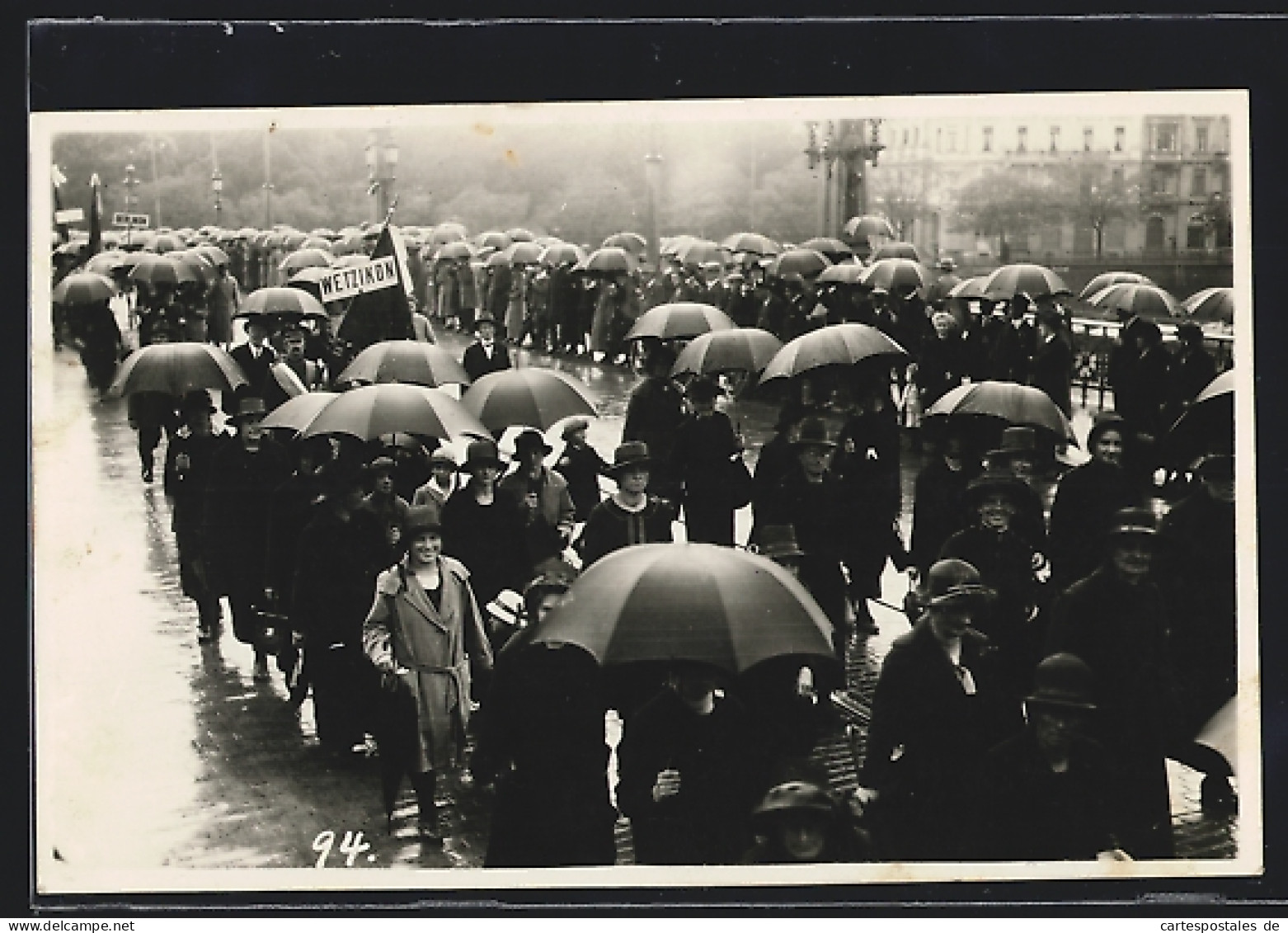 Foto-AK Wetzikon, Teilnehmer Einer Parade Im Regen  - Other & Unclassified