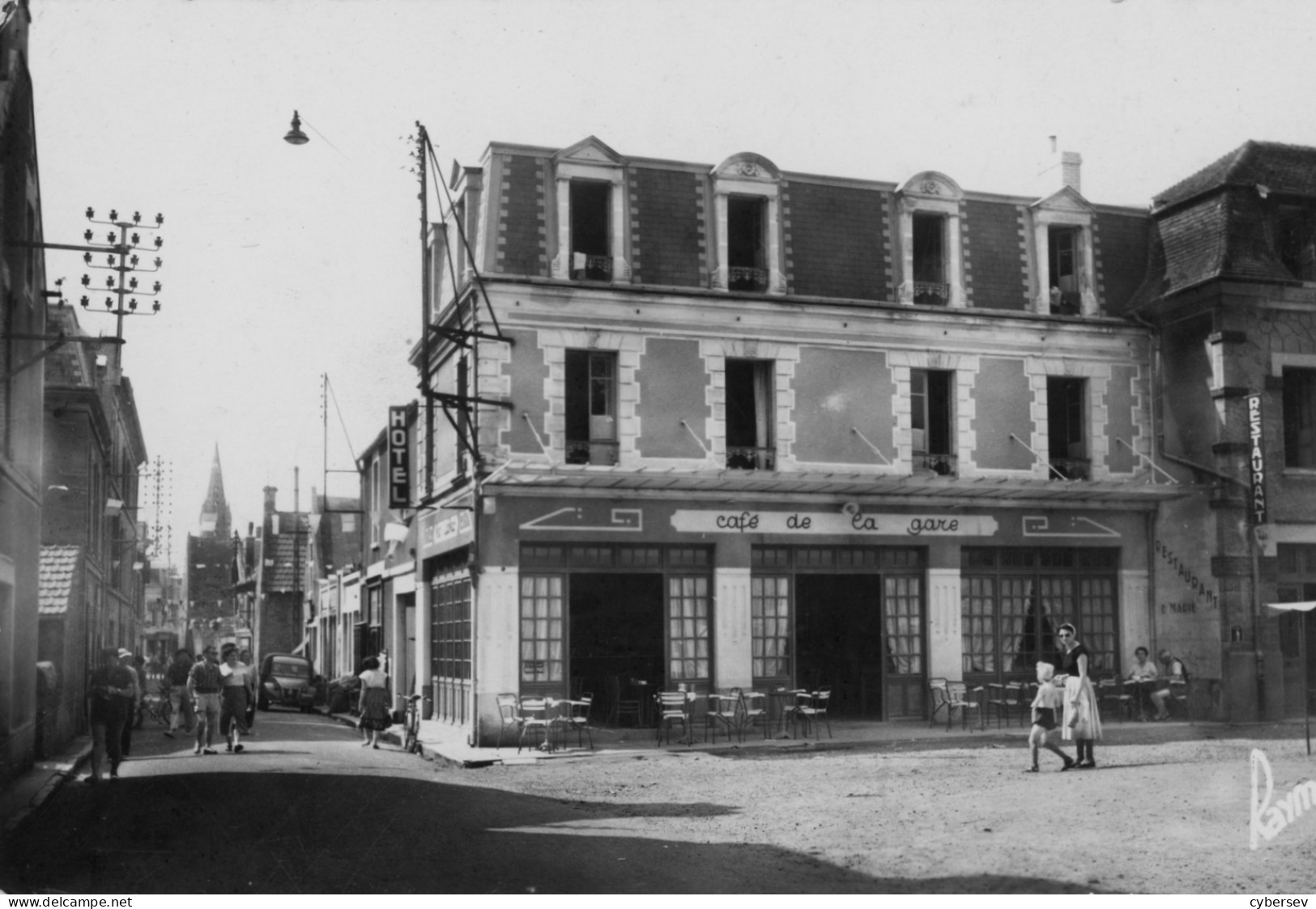 LANGRUNE-SUR-MER - La Place De La Gare - Café De La Gare - Animé - CPSM Petit Format, Peu Fréquent - Autres & Non Classés