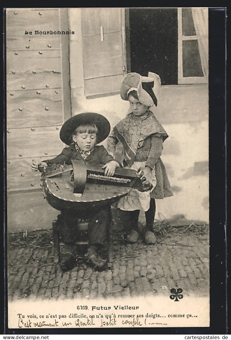 AK Bourbonnais, Kinder In Tracht Mit Einer Vielle  - Musique Et Musiciens