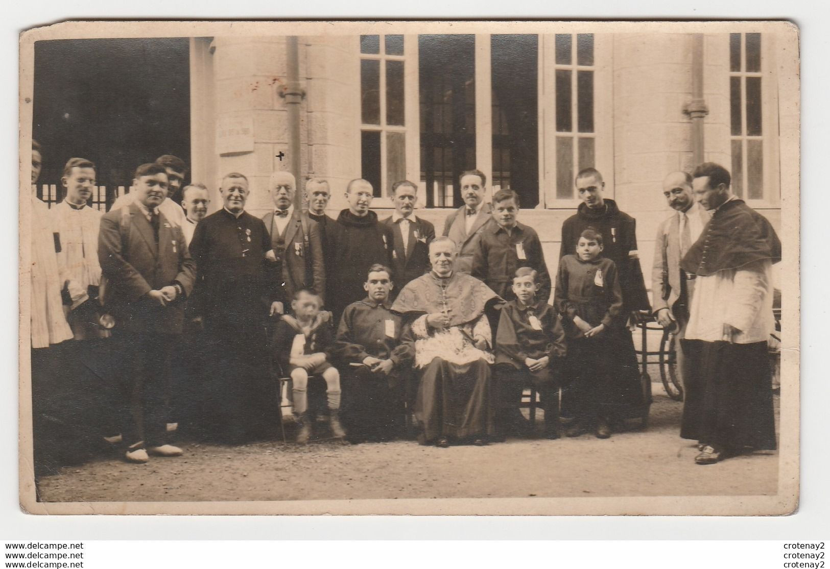 Carte Photo D'un Groupe Enfants Avec Médailles Curé Cardinal Dubois Colonel ? Photo Prise à Lourdes En 1928 VOIR DOS - Lourdes