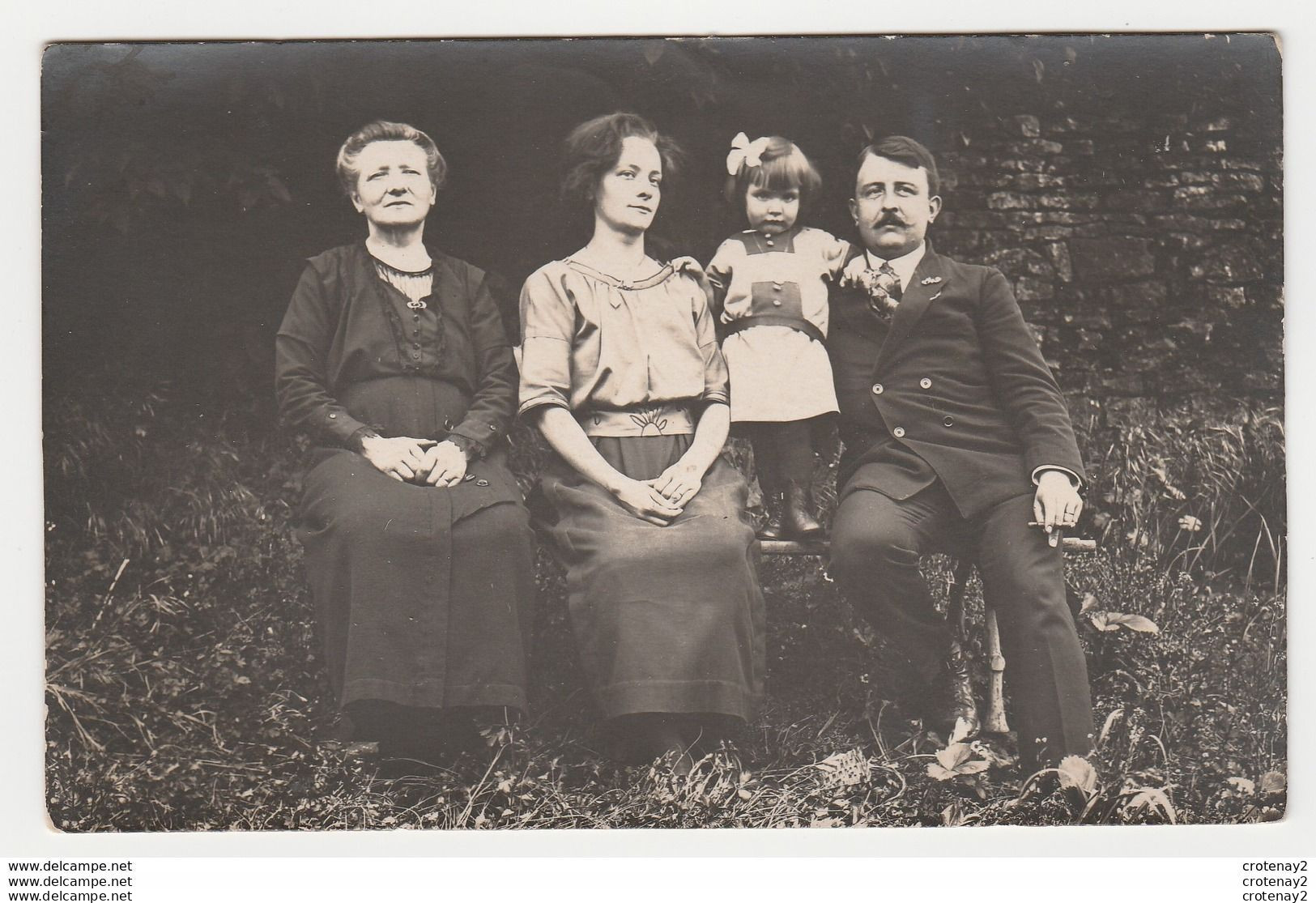 Carte Photo D'une Famille Avec Fillette Homme Avec Cigare VOIR DOS Cousins De BRICY Vers Orléans ? Le 21 Mai 1923 - Orleans