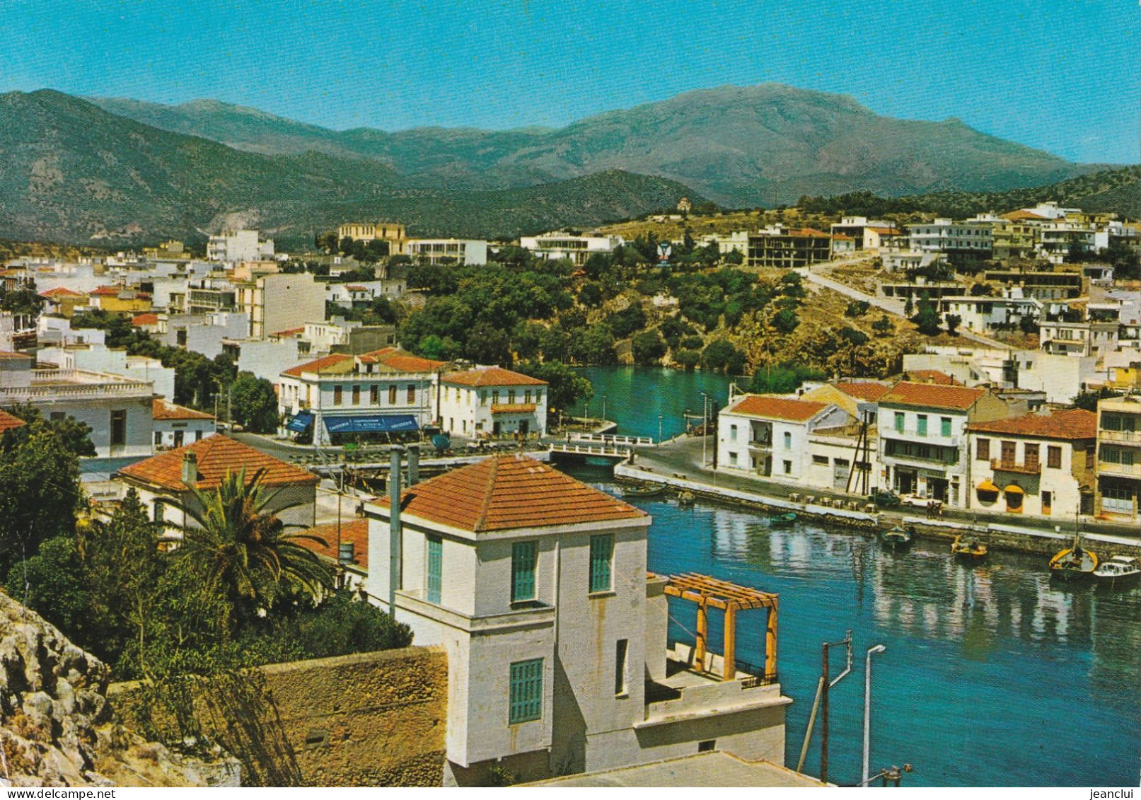 CPM.    "  CRETE - AGIOS NIKOLAOS . PARTIAL VIEW OF THE TOWN  "  . CARTE AFFR AU VERSO  .  2 SCANNES - Grèce