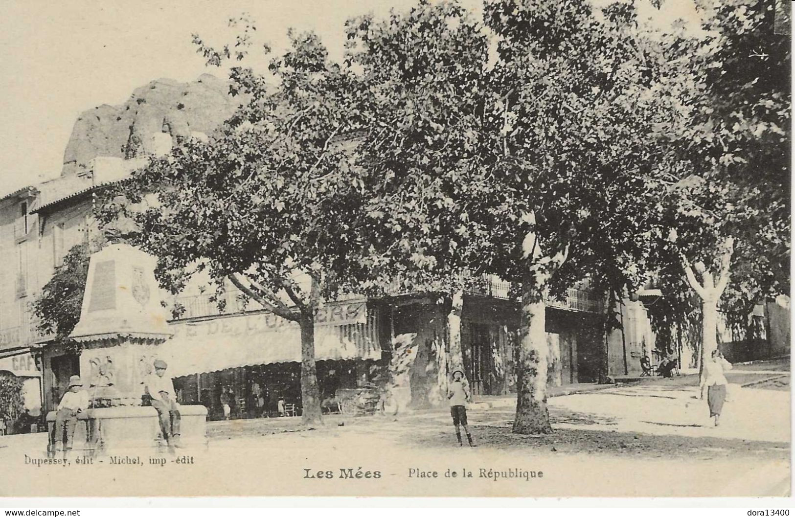 CPA04- LES MEES- Place De La République - Autres & Non Classés