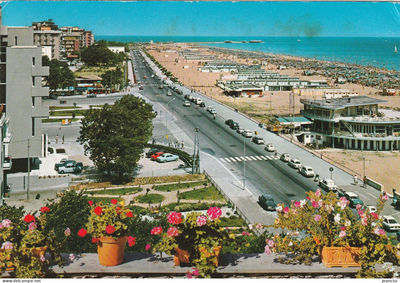 CPM.    "  RIMINI  .  PROMENADE LE LONG DE LA MER ET PLAGE  "  . CARTE AFFR AU VERSO  .  2 SCANNES - Rimini