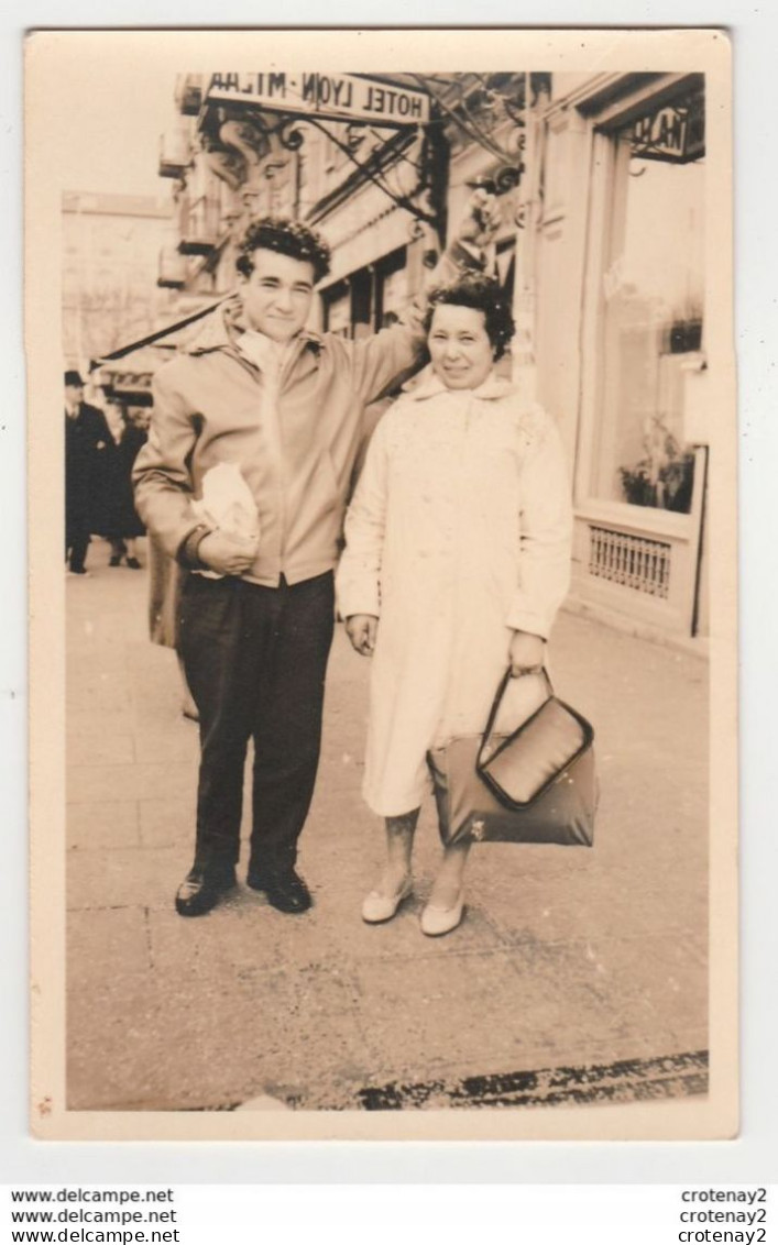 Photo Format Carte Postale D'un Couple Devant L'entrée De L'Hôtel Lyon Milan Mais Où ? - Hotels & Gaststätten