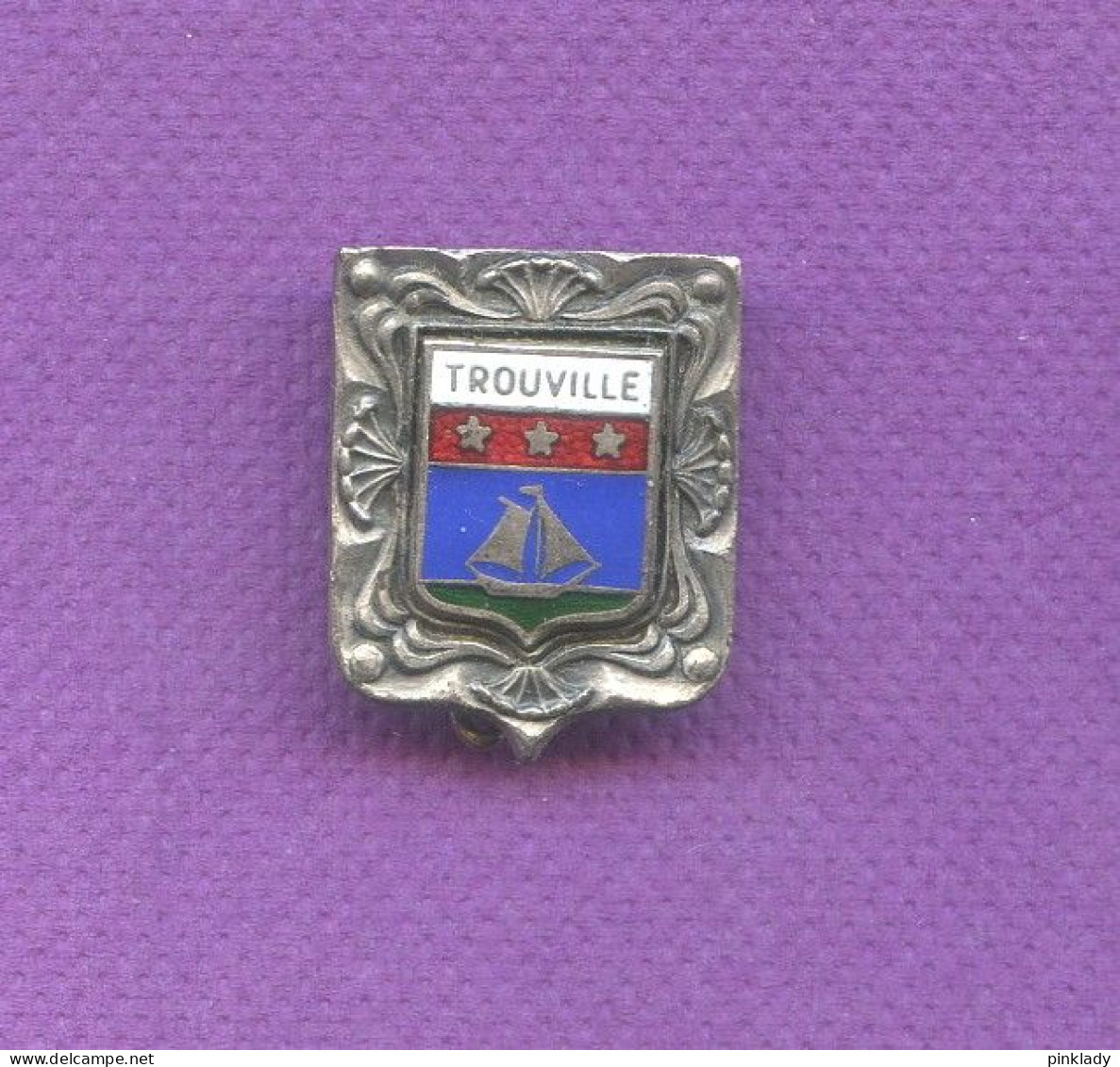 Broche Trouville  Augis Lyon  ( Ce N'est Pas Un Pin's ) - Cities