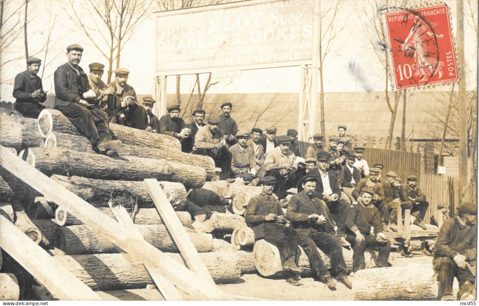 CARTE-PHOTO-AMIENS (80-Somme) Etablissement Jules-BLOT - Repas Des Ouvriers Sur Les Grumes De Bois - Amiens
