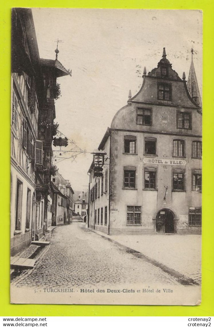 68 TURCKHEIM N°5 Hôtel Des DEUX CLEFS Et Hôtel De Ville Belle Enseigne Taverne VOIR DOS Et Flamme En 1932 - Turckheim