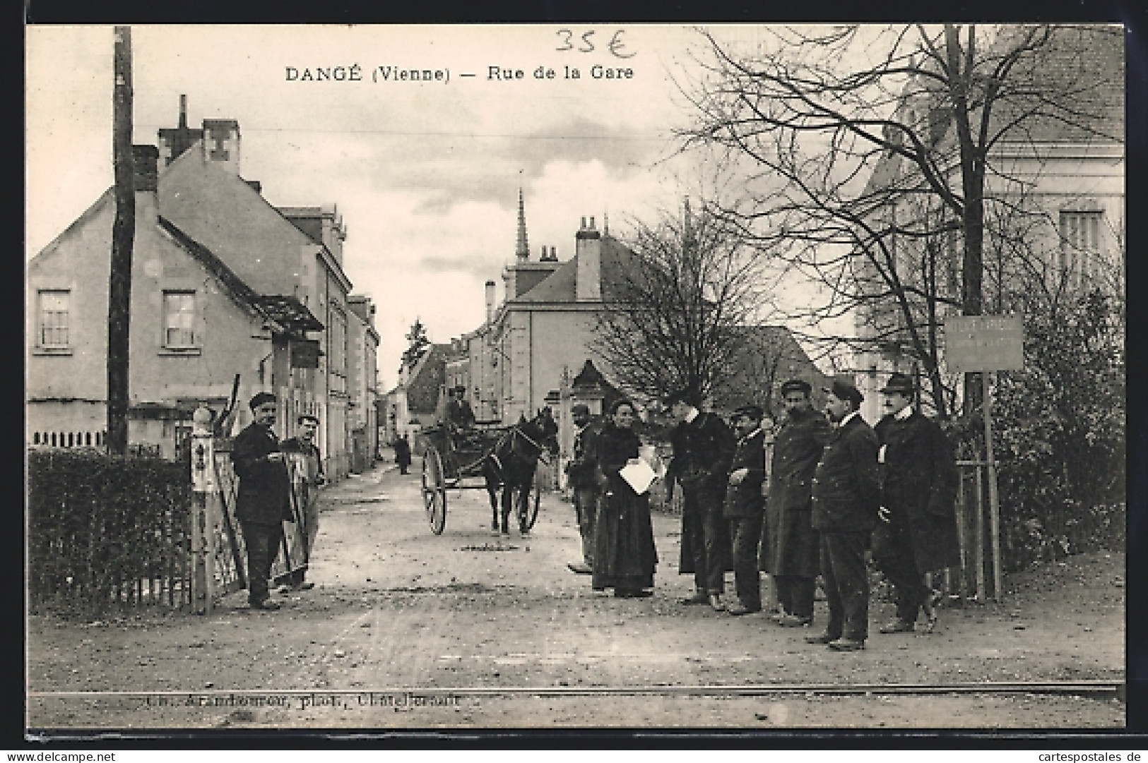 CPA Dangé, Rue De La Gare, Vue De La Rue  - Autres & Non Classés