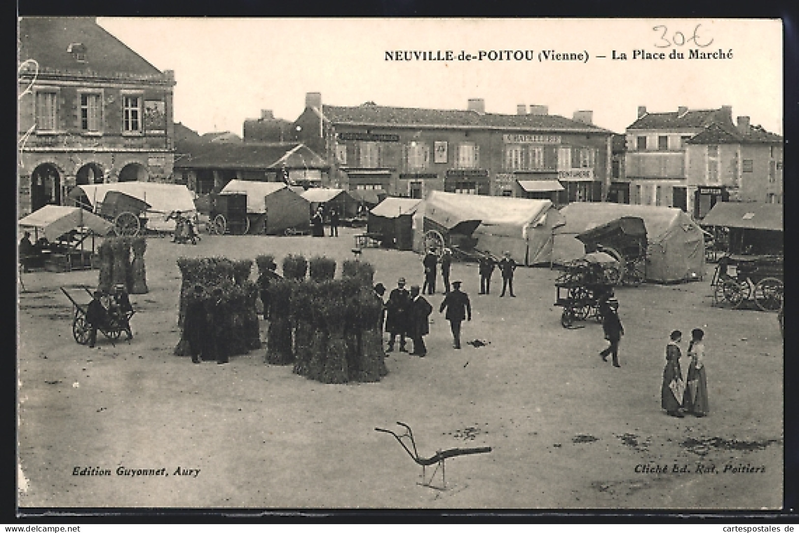 CPA Neuville-de-Poitou, La Place Du Marché  - Neuville En Poitou