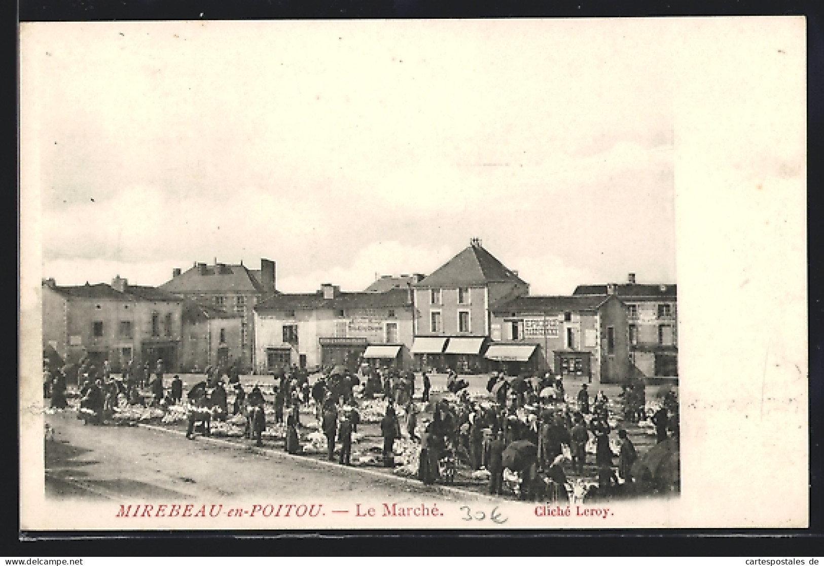 CPA Mirebeau-en-Poitou, Le Marché  - Mirebeau