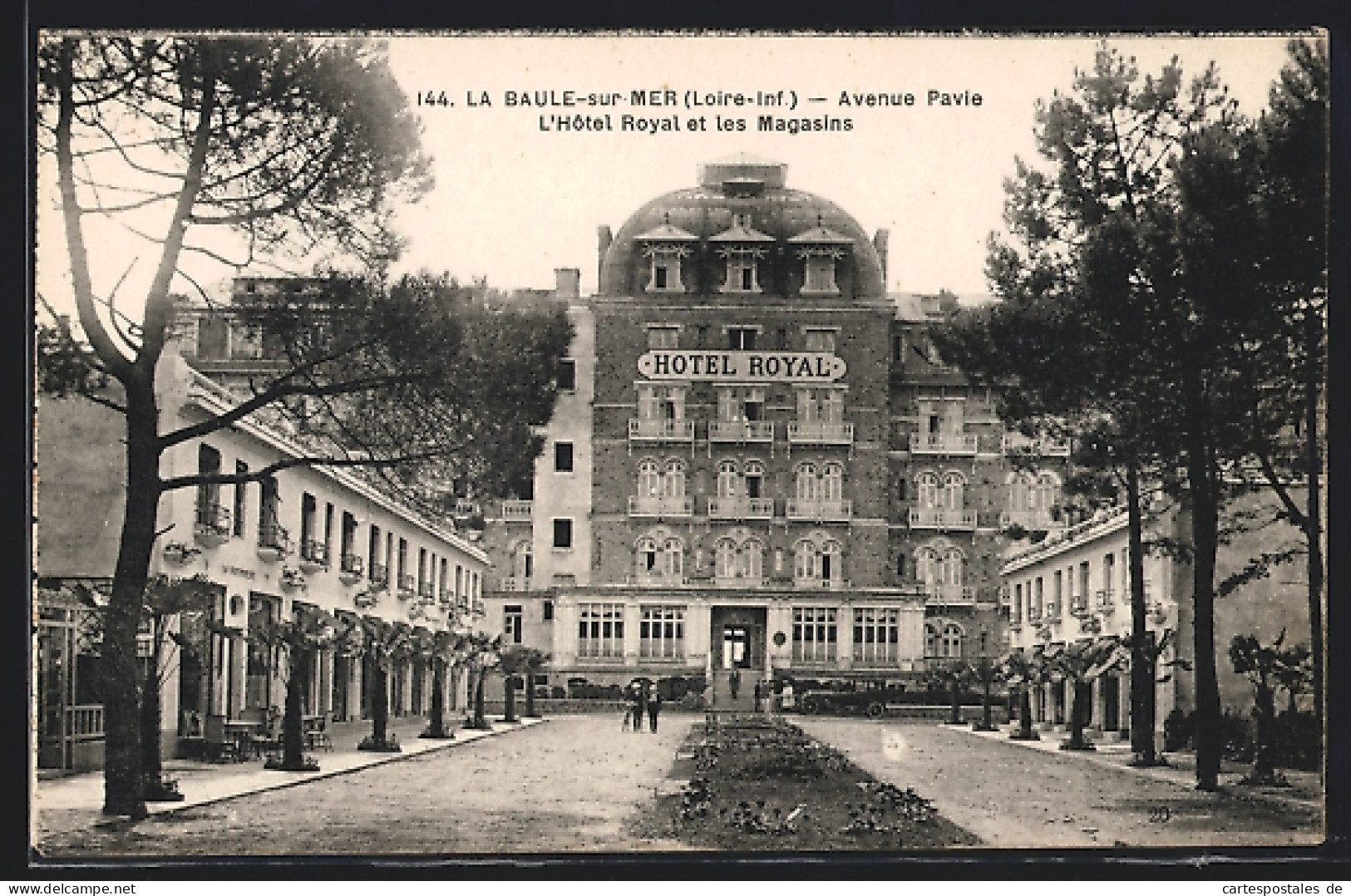 CPA La Baule-sur-Mer, Avenue Pavie, L`Hotel Royal Et Les Magasins  - Other & Unclassified