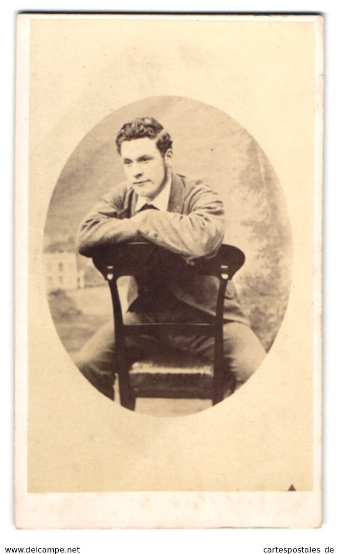 Photo W. Wort, Oscott, Junger Herr Im Anzug Sitzt Rückwärts Auf Einem Stuhl  - Personnes Anonymes