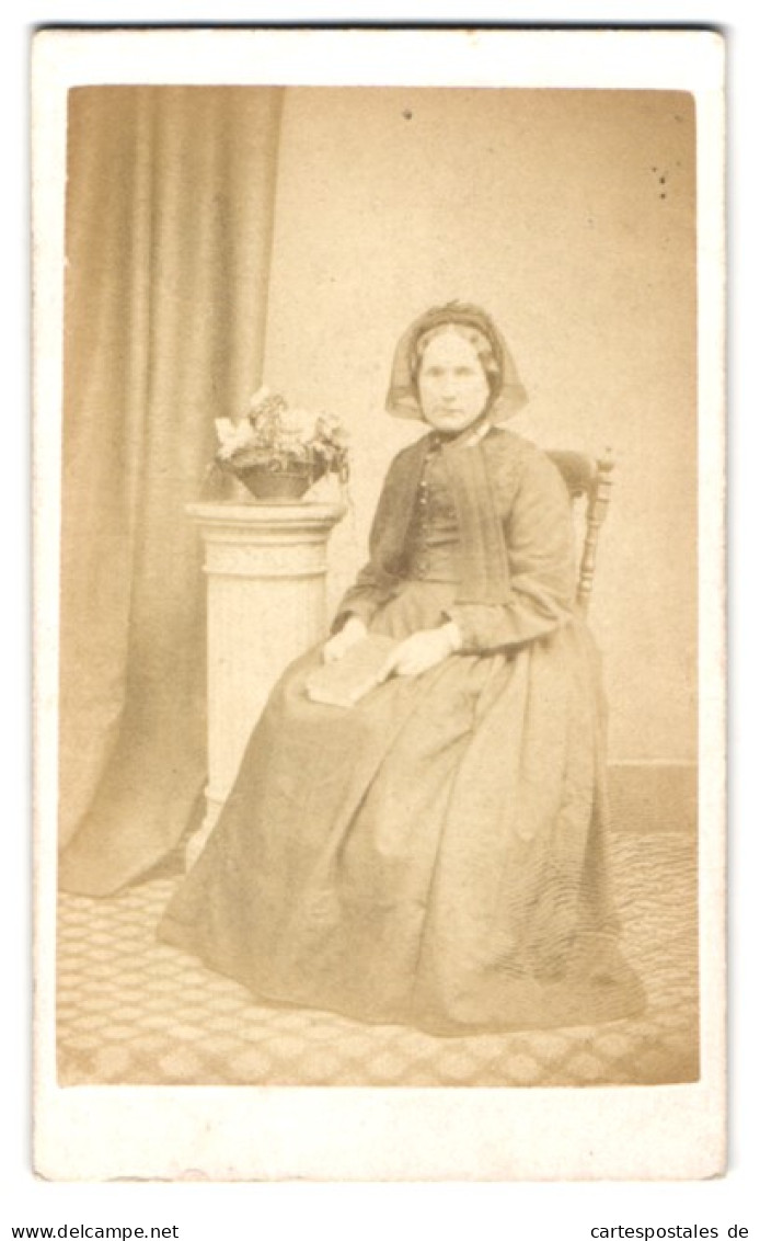 Photo J. Comlev, Hereford, 24 A, Commercial Street, Bürgerliche Dame Im Kleid Mit Haube  - Anonyme Personen