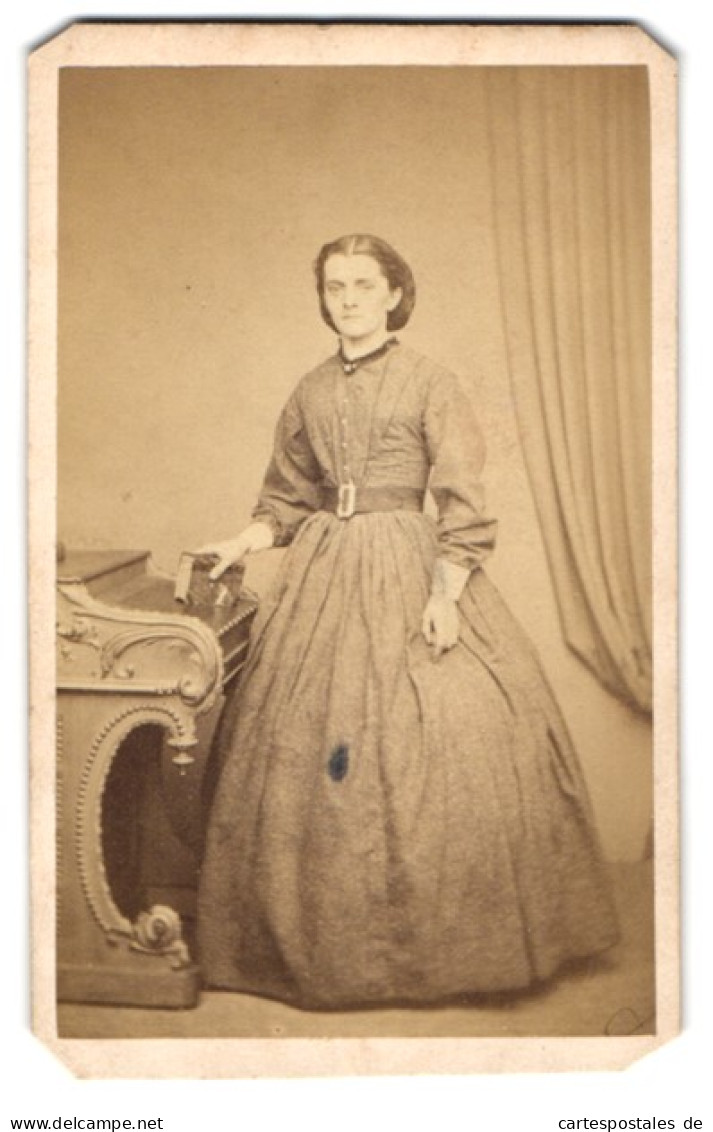 Photo Frank Briggs, St. Johns Wood, 15, High Street, Junge Dame Im Kleid Mit Einem Buch  - Anonyme Personen