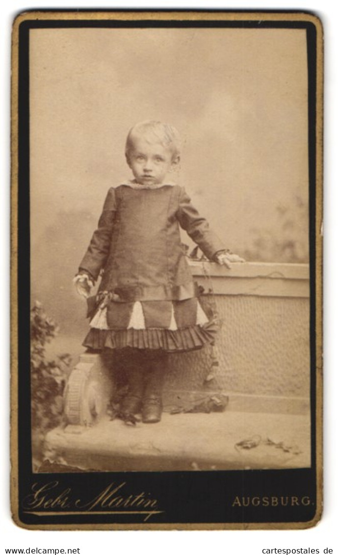 Fotografie Gebr. Martin, Augsburg, Bahnhofstrasse, Kleines Kind Im Modischen Kleid  - Anonymous Persons