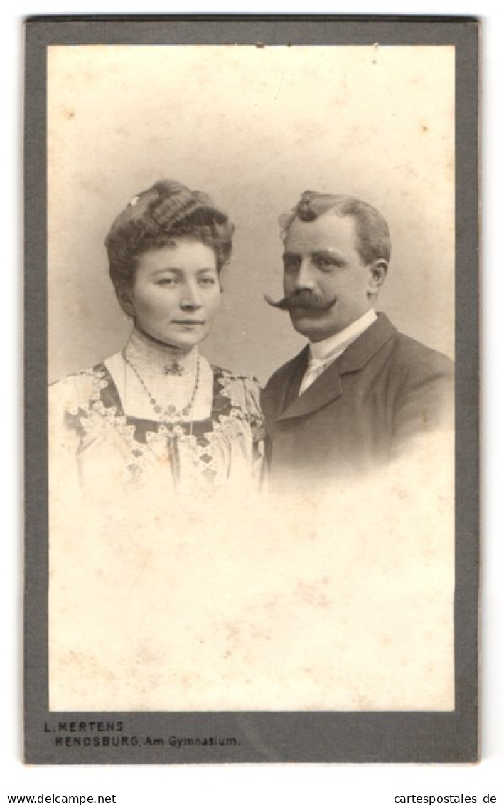 Fotografie Ludwig Mertens, Rendsburg, Bürgerliches Paar In Hübscher Kleidung  - Anonyme Personen