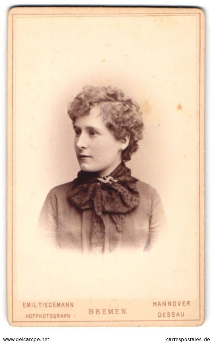 Fotografie Emil Tiedemann, Bremen, Richtweg 12, Junge Hübsche Dame Mit Kragenbrosche  - Anonymous Persons