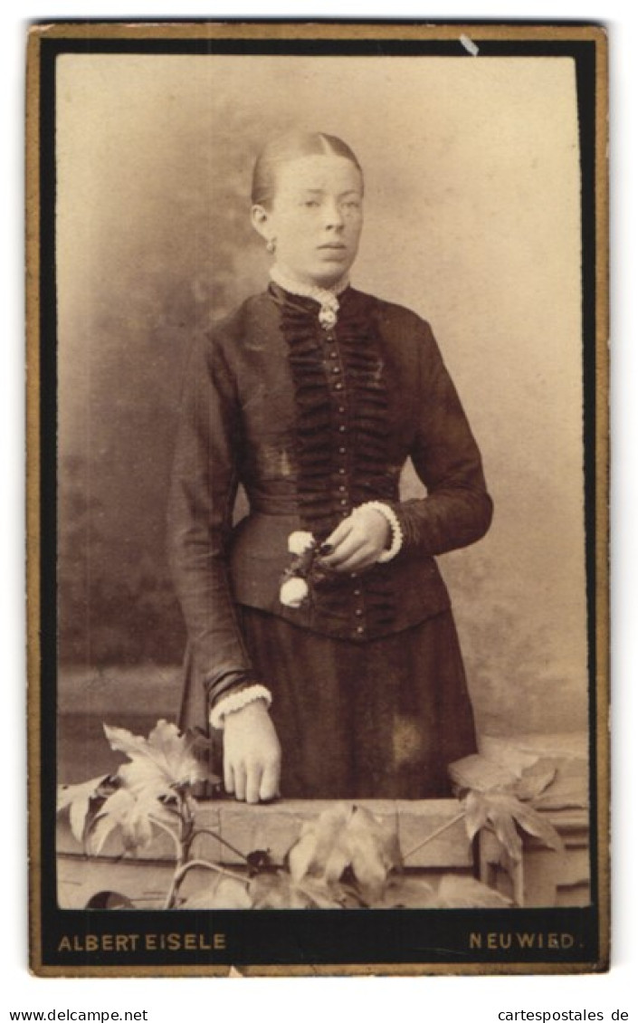 Fotografie Albert Eisele, Neuwied, Markt-Str. 43, Junge Dame In Zeitgenössischer Kleidung  - Anonieme Personen