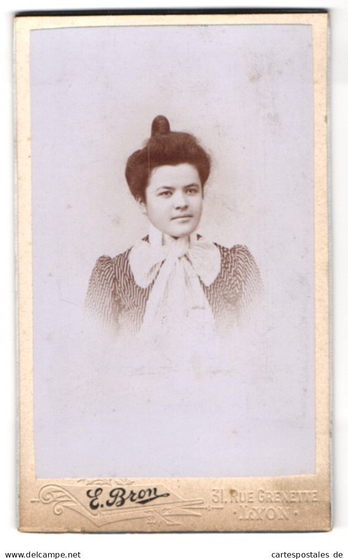 Photo E. Bron, Lyon, 31, Rue Grenette, Junge Dame Avec Zeitgenössischer Frisur  - Anonymous Persons