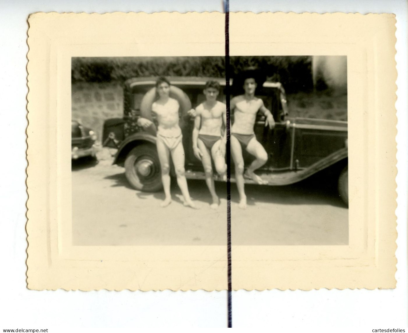 PHOTOGRAPHIE  . Men. Boy . Homme . Torse Nu En Slip De Bain Short . 3 Jeunes Hommes , Athlète, Ancienne Voiture, Tacot - Personnes Anonymes