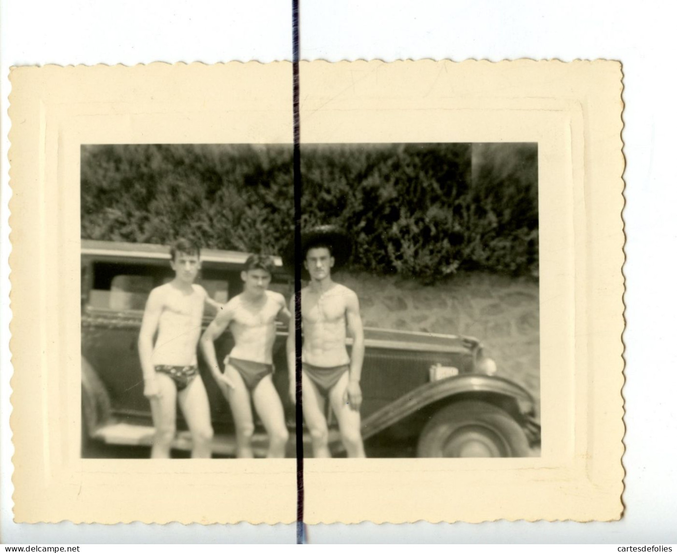 PHOTOGRAPHIE  . Men. Boy . Homme . Torse Nu En Slip De Bain Short . 3 Jeunes Hommes , Athlète, Ancienne Voiture, Tacot - Anonymous Persons