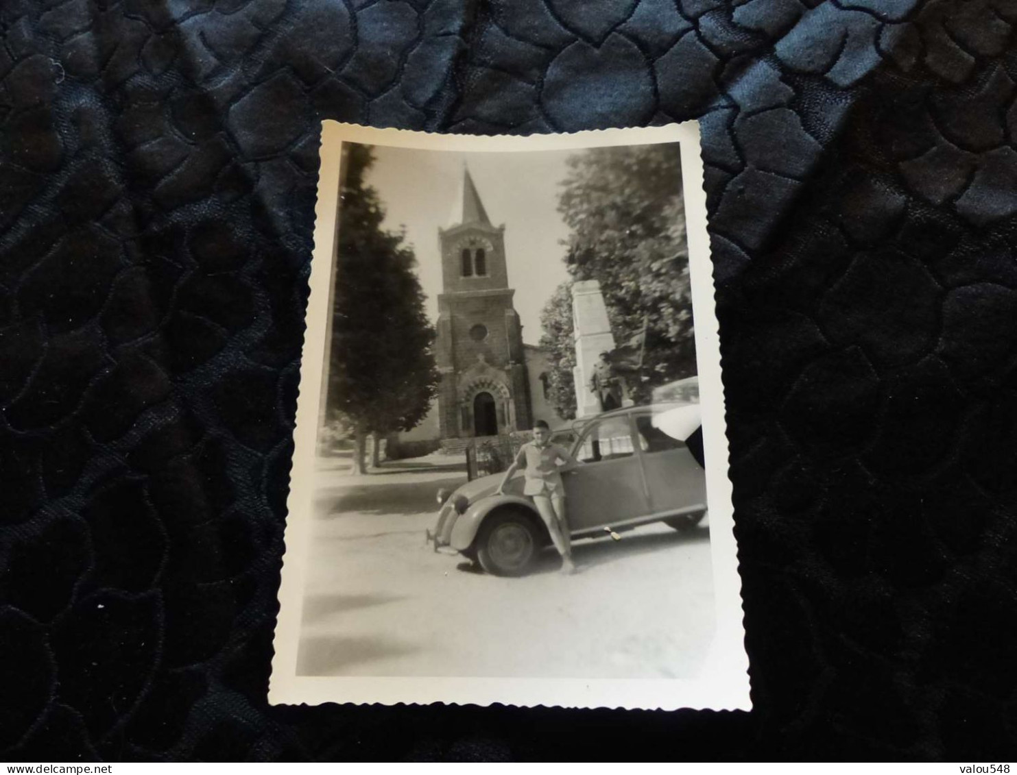 P-676 , Photo, Autombile,  Une Citroën 2Cv Devant L'église De Vourey En Isère, Circa 1960 - Cars