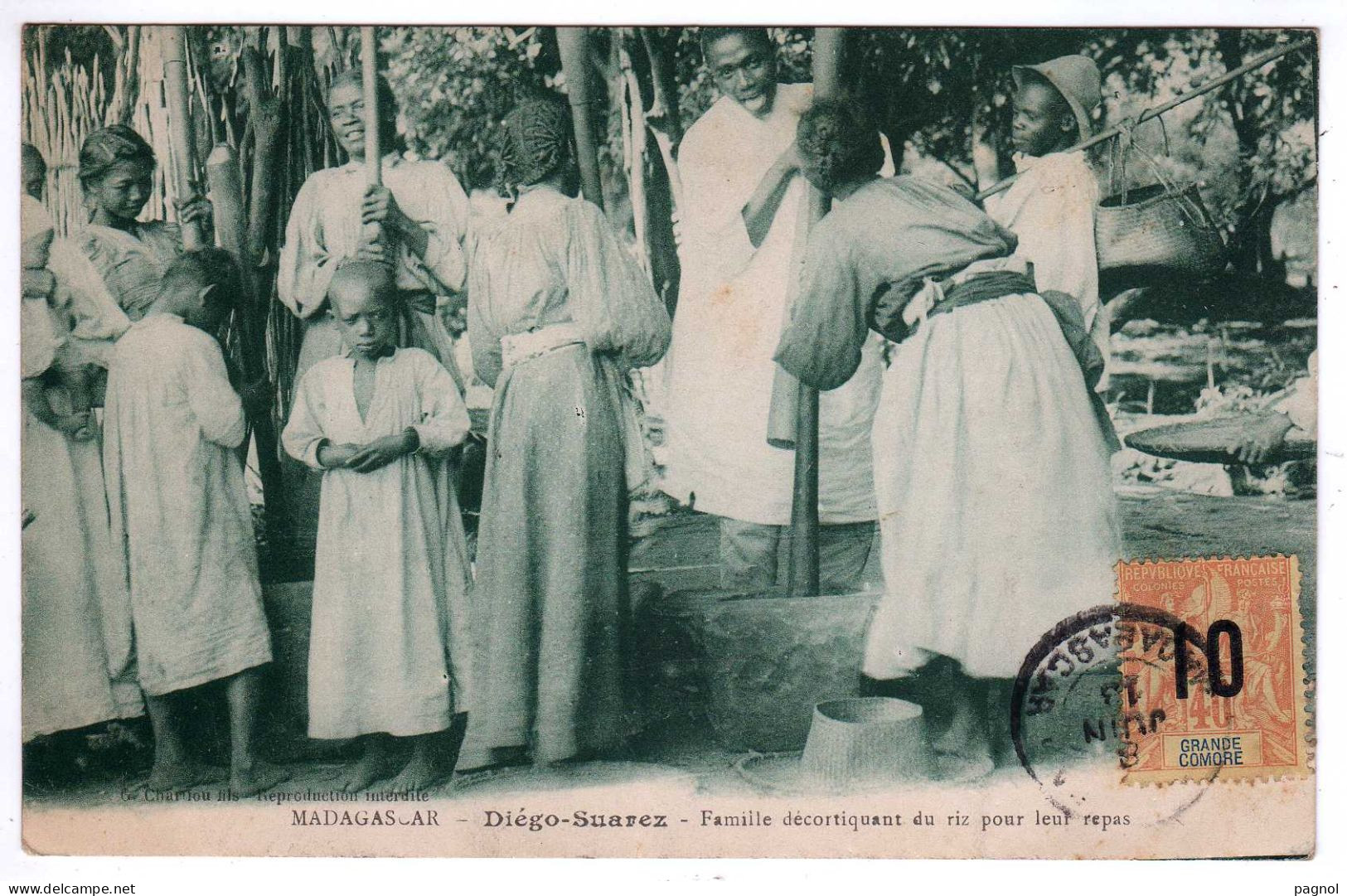 Madagascar : Diégo-Suarez : Famille Décortiquant Du Riz  ( Timbre - Grande Comore ) - Madagascar