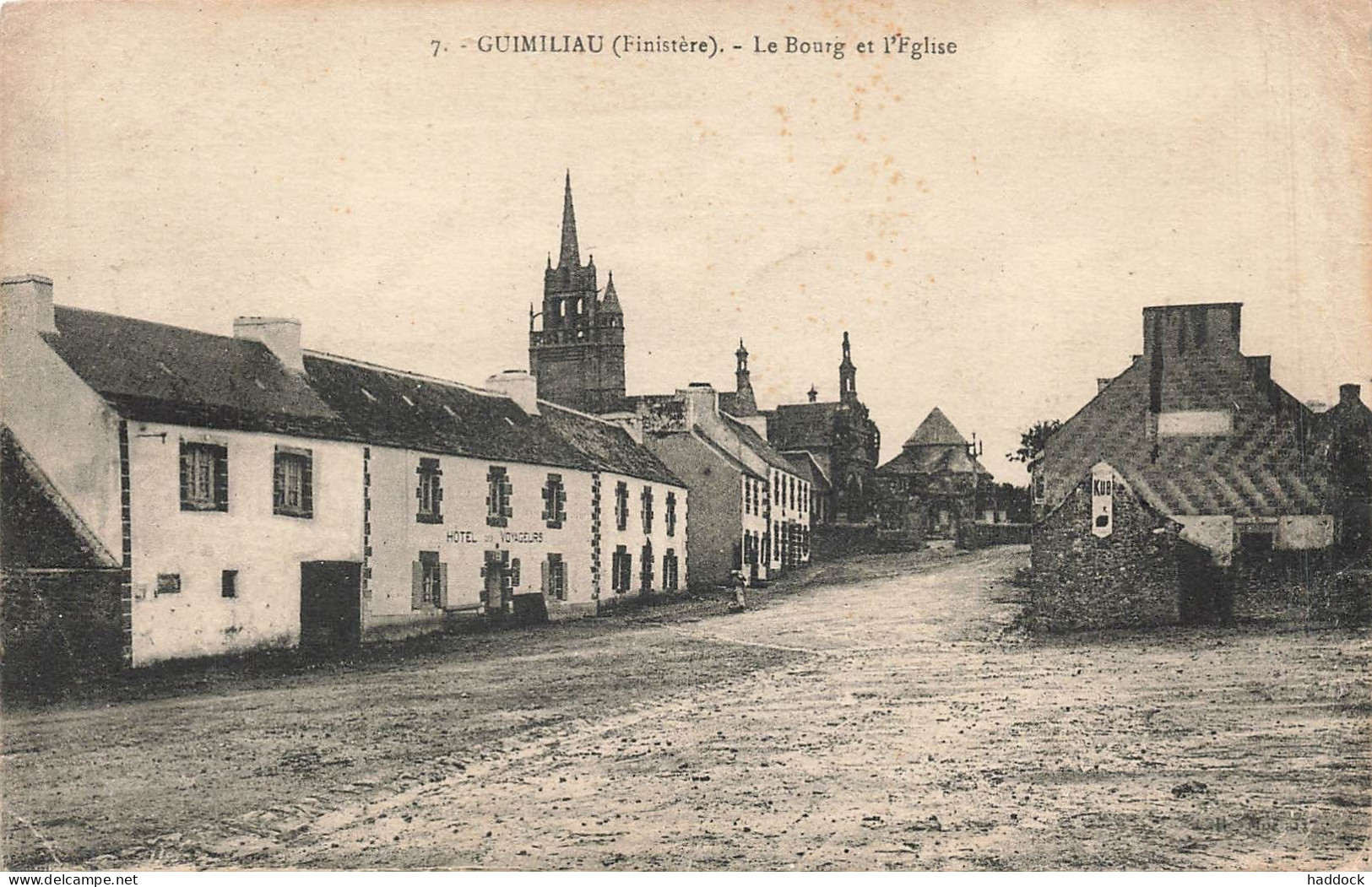 GUIMILIAU : LE BOURG ET L'EGLISE - Guimiliau