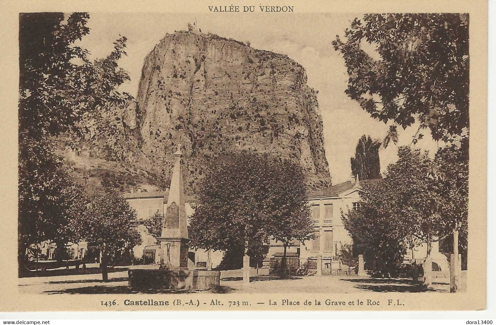 CPA04- CASTELLANE- La Place De La Grave Et Le Roc - Castellane