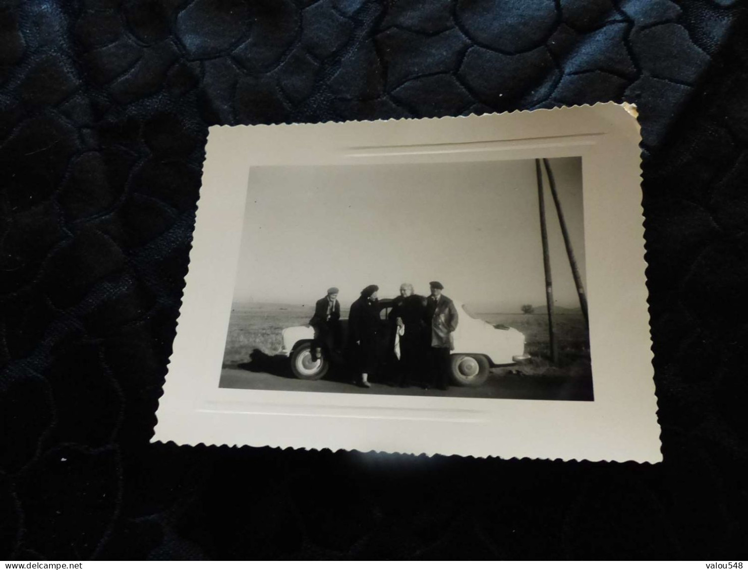 P-683 , Photo, Automobile, Une Simca Aronde 1300 Et Ses Passagers, Circa 1955 - Cars