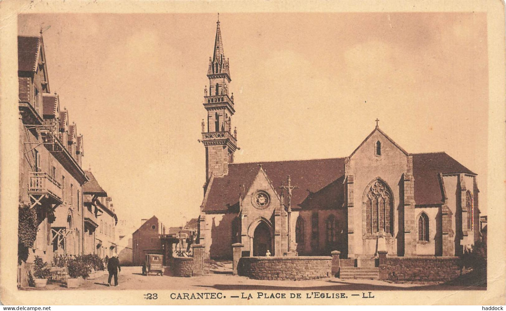 CARANTEC : LA PLACE DE L'EGLISE - Carantec