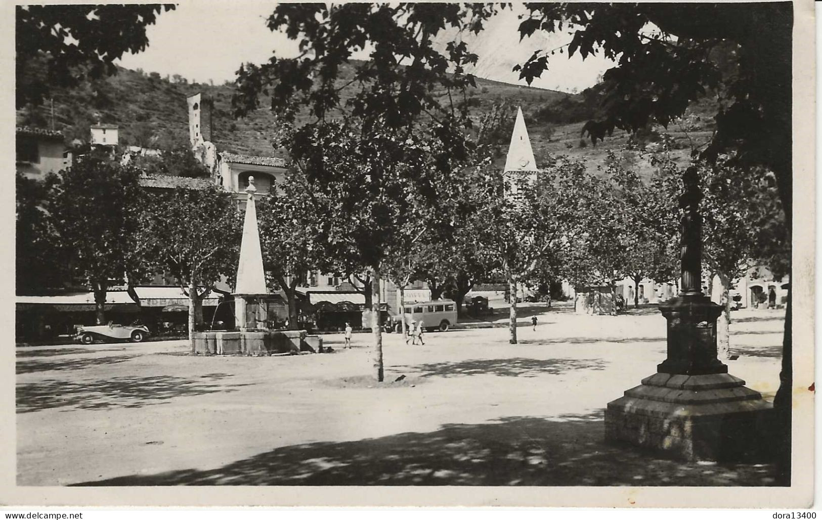 CPA04- CASTELLANE- La Place - Castellane